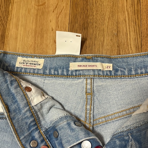 Levi’s Ribcage Jean shorts NWT - Picture 3 of 6